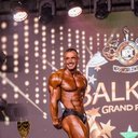 Георги Кръстев на сцена с купата