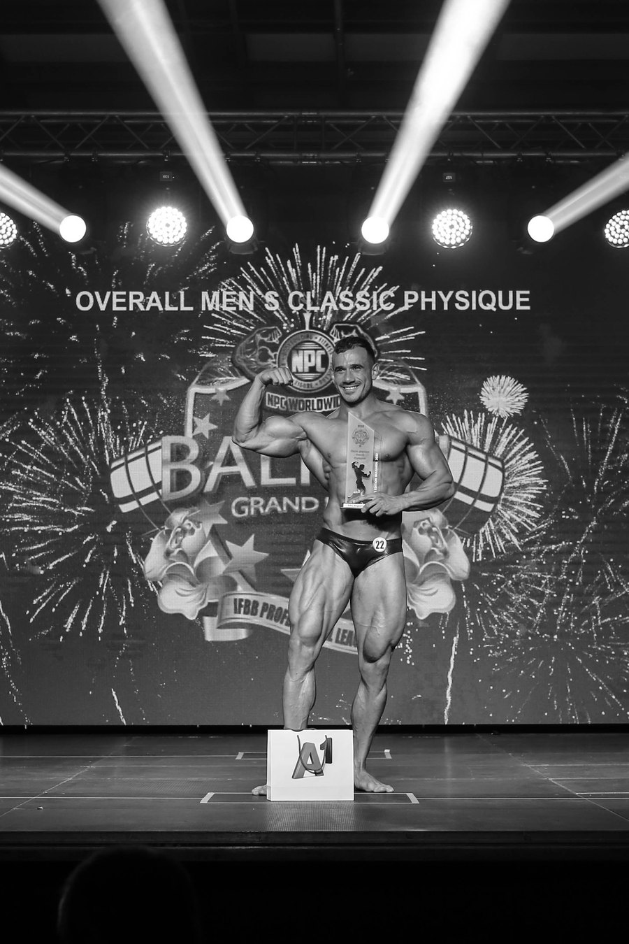 Георги Кръстев с наградата за Overall Men's Classic Physique на NPC Balkan Grand Prix